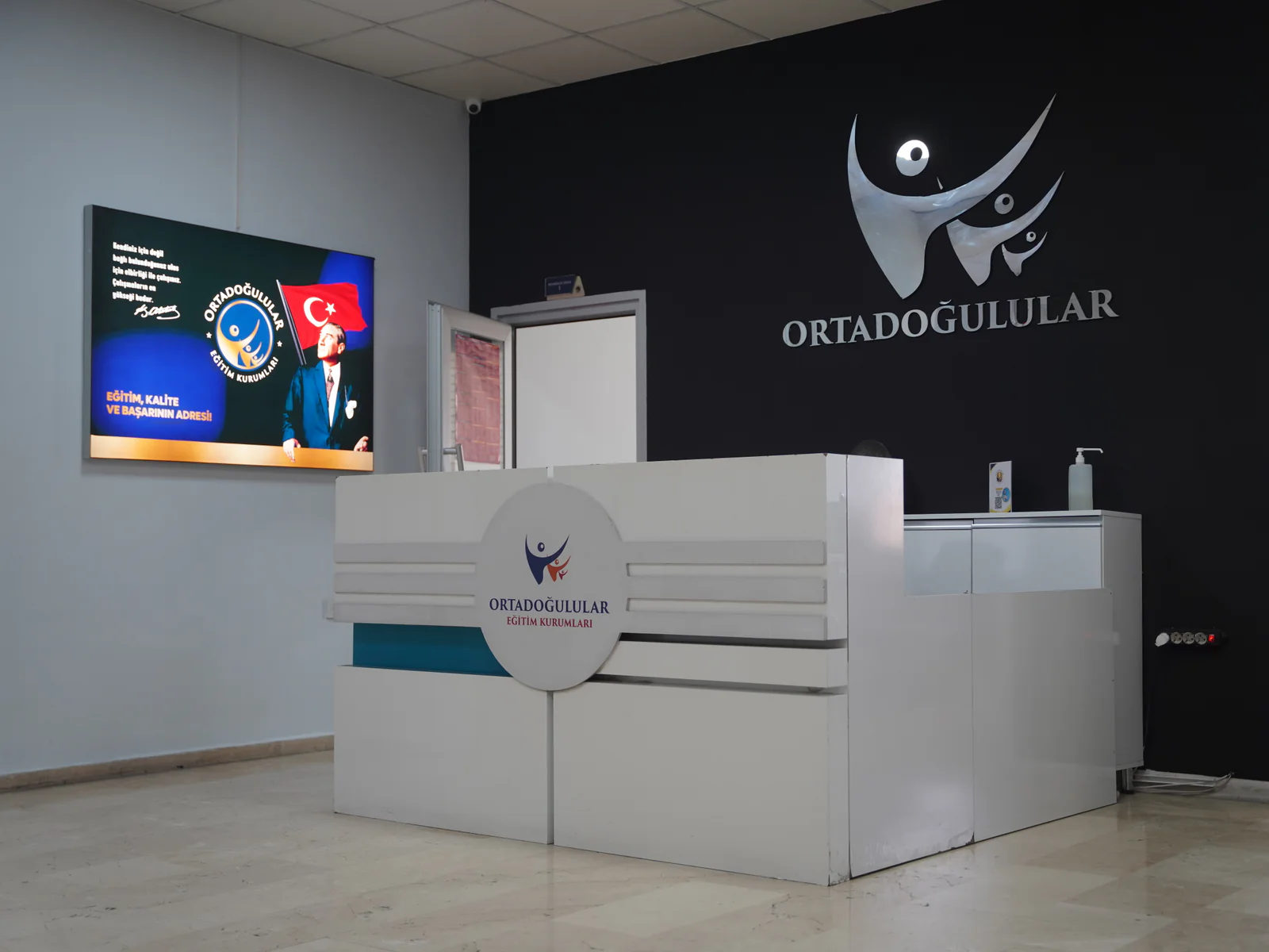 Ortadoğulular Eryaman danışma bankosu ve kurum amblemi
